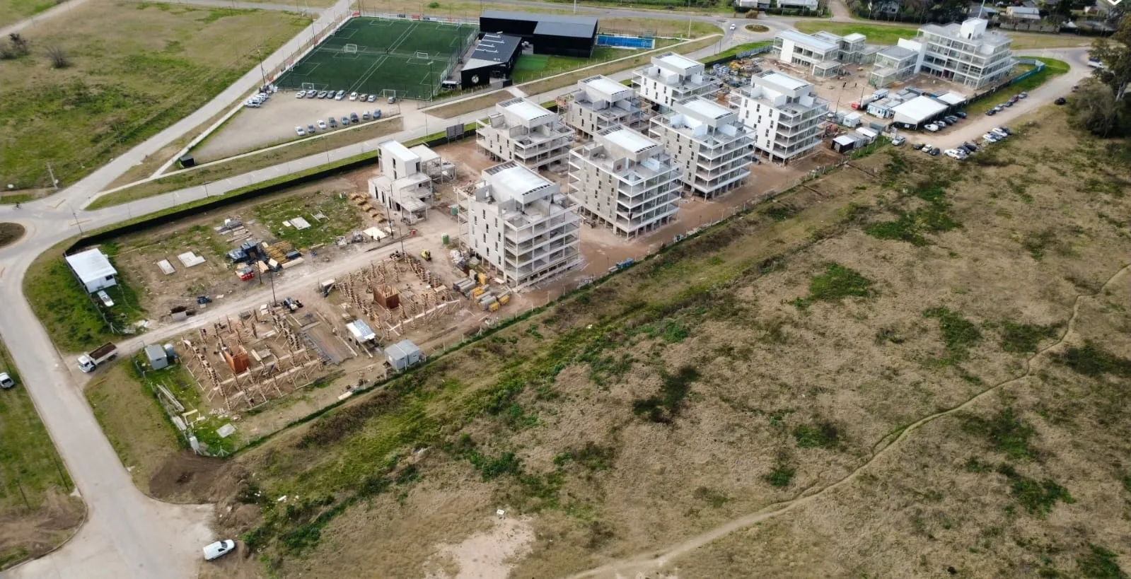 Vista aérea de obra de Big Solutions: complejo de edificios en construcción